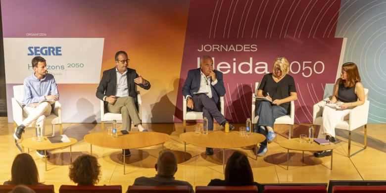 La periodista de 'Segre' Laia Berenguer, a la dreta, va moderar la segona taula redona.