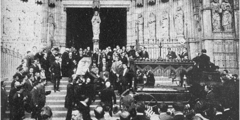 El fèretre de Gaudí, portat a les espatlles pels alumnes de l’Escola Superior d’Arquitectura en sortir de la catedral. (El Propagador de la Devoción a San José, 1 de juliol de 1926)