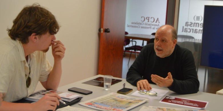 L'estudiant de periodisme Arthur Edeline (esquerra) entrevistant al president de l'ACPC, Francesc Fàbregas