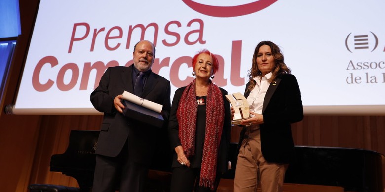 Rosa Maria Calaf (centre) en una imatge d'arxiu, rebent el Premi d'Honor de la Premsa Comarcal, amb el president de l'ACPC, Francesc Fàbregas, i la llavors consellera de Presidència Laura Vilagrà