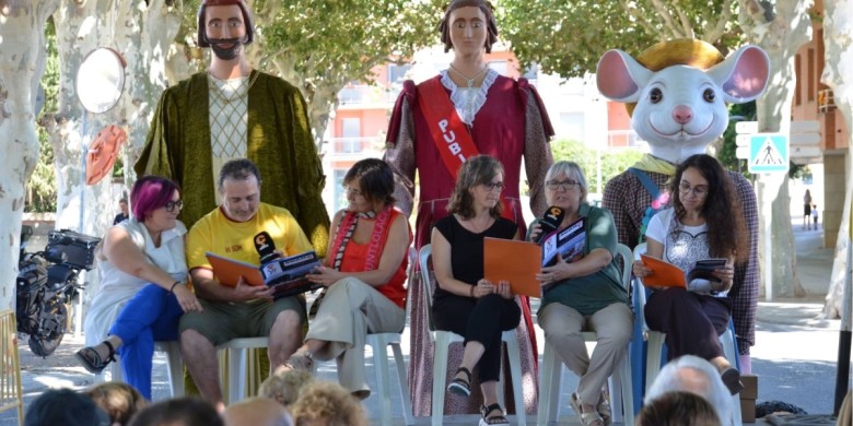 Els membres de l'equip de l'Avenç del Palau d'Anglesola durant la lectura del pregó