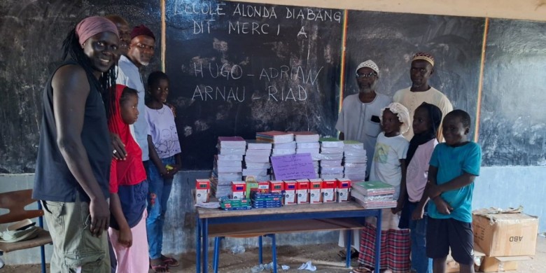 El material comprat amb el Premi a la Solidaritat, i professors i alumnes  de l’escola de primària Abéné a la regió de Casamance