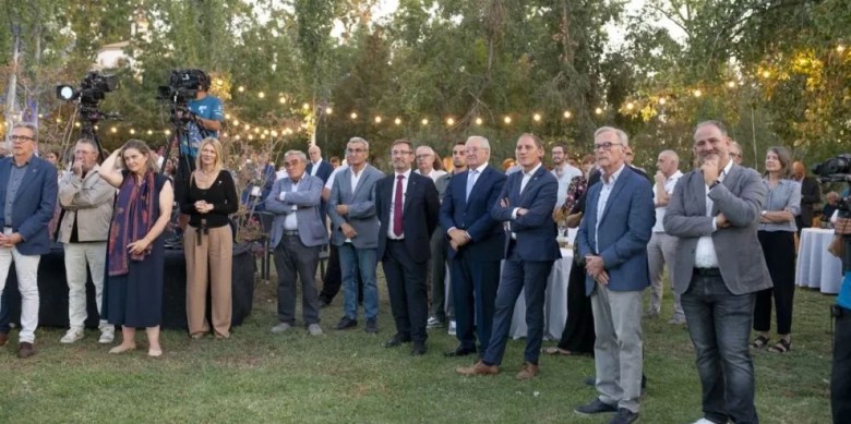 Imatge de les autoritats durant els parlaments, en una festa que va ser retransmesa pel canal.
